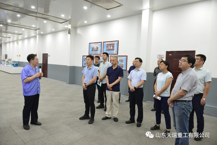 国家工信部装备二司重大技术装备处片飞处长 一行莅临yy易游重工考察调研
