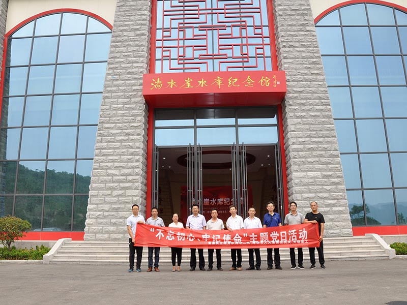 潍坊市人大常委会机关党委与潍坊yy易游重工有限公司党支部联合开展主题党日活动