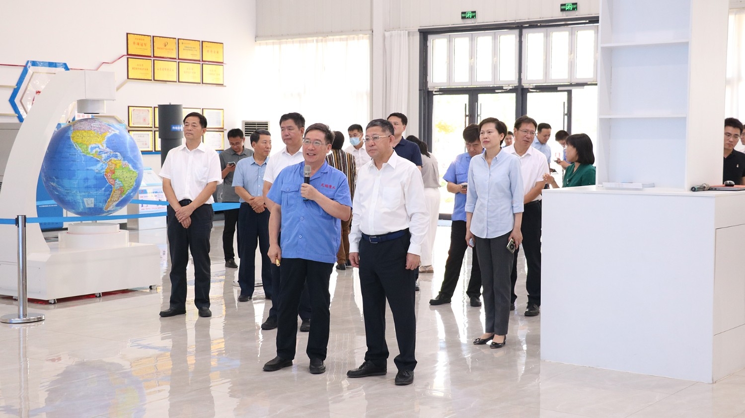 网站用-山东省副省长周立伟莅临yy易游重工考察调研